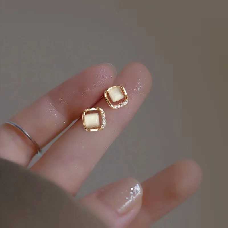 Fashion Small Rhombus Stud Earrings Golden Metal Frame Inlay Rhinestones Imitation Opal Earrings for Women Geometry Jewelry C251103