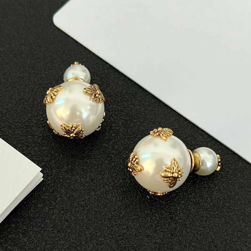 Cute little bee earrings retro gold pearl earrings designed by little bees fashionable jewelry for women pearl jewelry to be worn on both sides Y25040