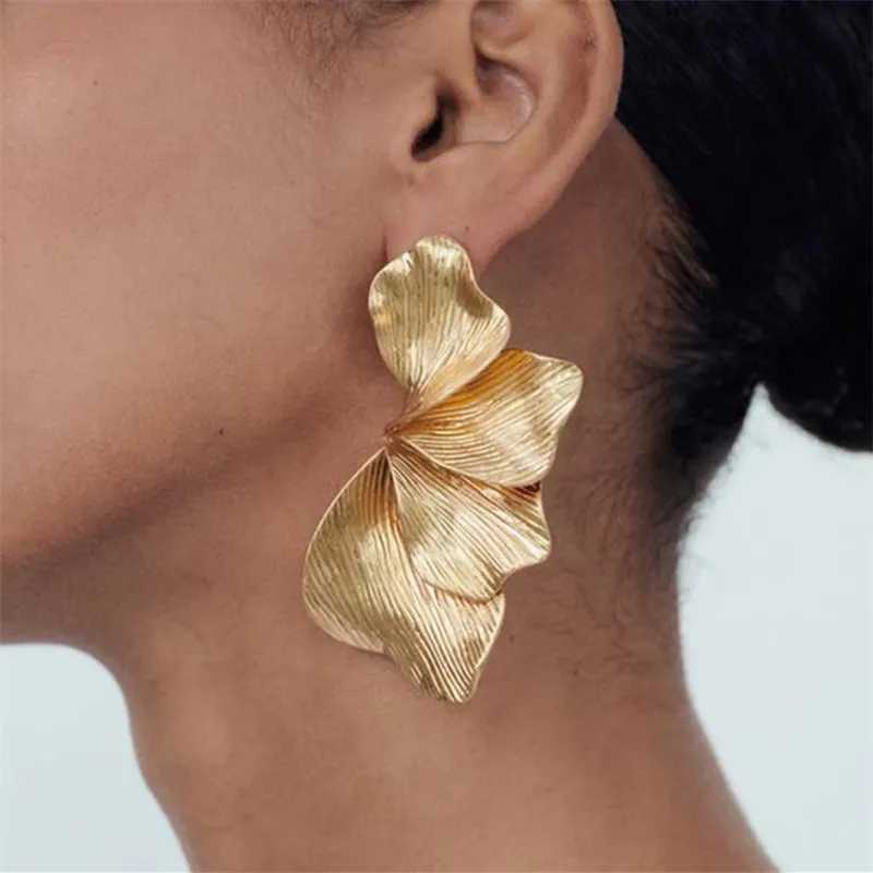 Xiaoluoke retro geometric metal leaf stud earrings suitable for women European and American styles Hyperbole gold earrings jewelry Y250401