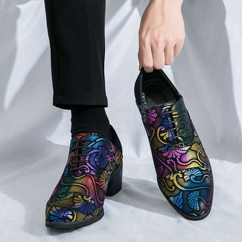 Large size 46 high-heeled leather men in the spring autumn 2024, with an outer height increase of 6 centimeters and a pattern for groom's wedding