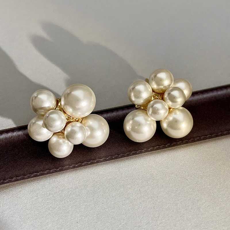 2023 New Arrival French Light Luxury Simulated-pearl Flowers Stud Earrings For Women Fashion Sweet Jewelry Accessories Y250401