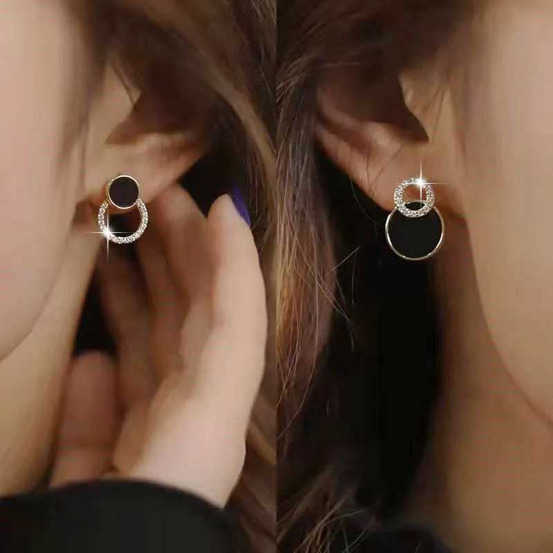 Asymmetric Black Round Stud Earrings Exquisite Small Earrings for Girls Korean Fashion Ear Jewelry Unusual Earrings bijoux femme C251103