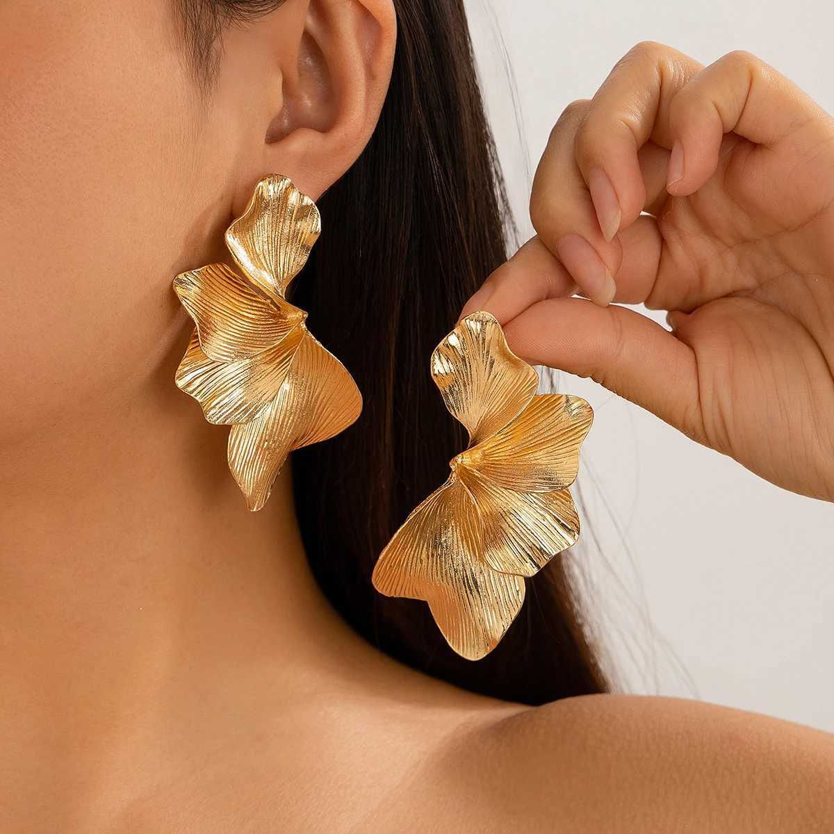 Salicon Exaggerated Metal Tree Leaf Earrings for Women New Gold Petal Pendant Earrings 2024 Party Earrings Y250401