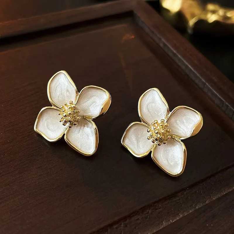 Beige Irregular Flower Earrings for Women Fourpetals Gold Color Florals Enamel Female Stud Earrings 2025 new trend brincos C251103