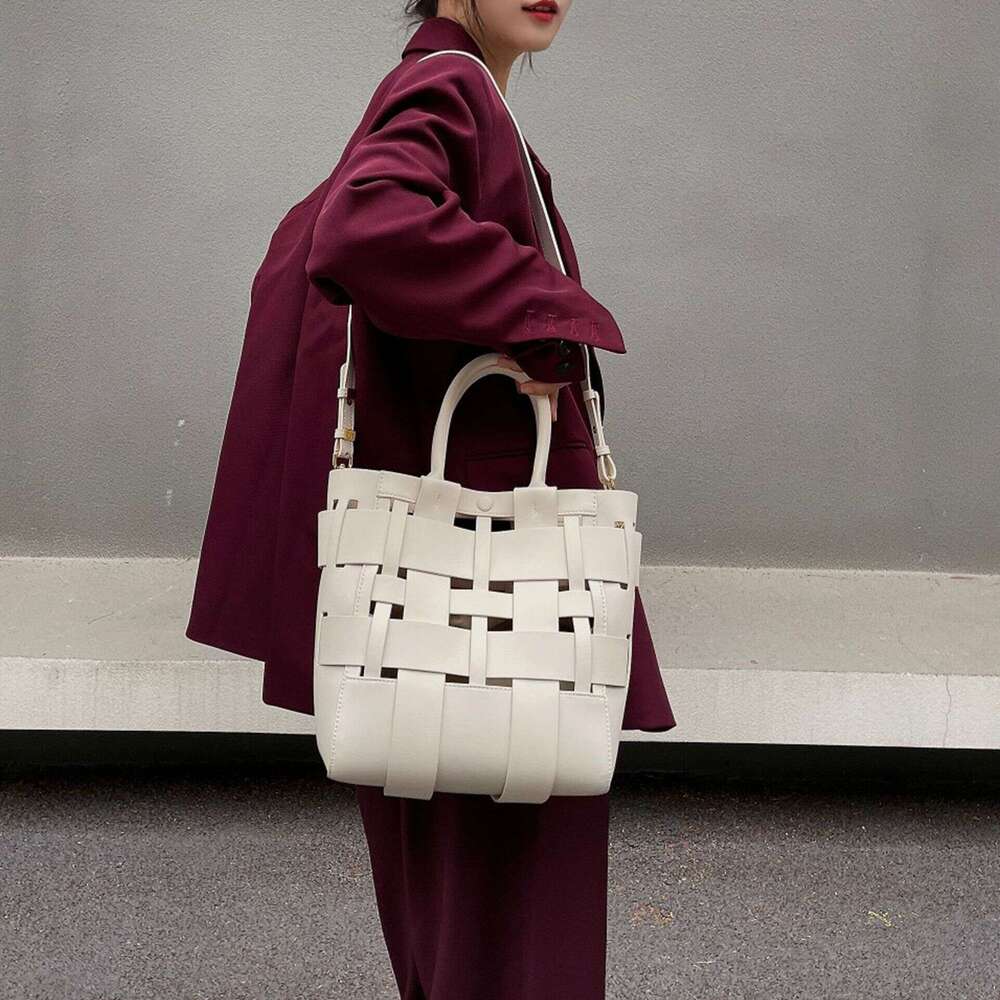 Luxury Bag Designer Niche Cutout Design Fashion Versatile Leather Woven Handbag Large Capacity Shoulder Bucket Bag Cross Body Bag