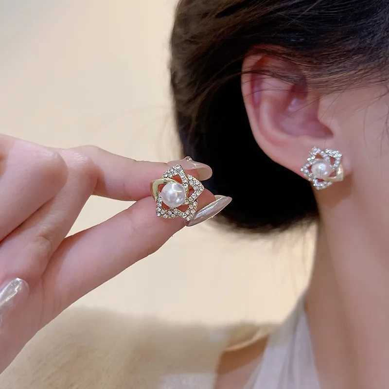 Hollow Out Petal Flower Stud Earrings for Women Metal Rhinestones Mini Imitation Pearl Earrings Party Cute Sweet Small Jewelry C251103