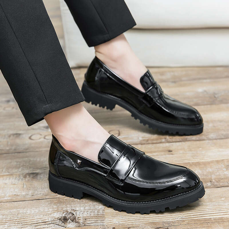 Large shiny pointed toe shoes 2024 Spring Autumn new men's business and leisure loafers for men