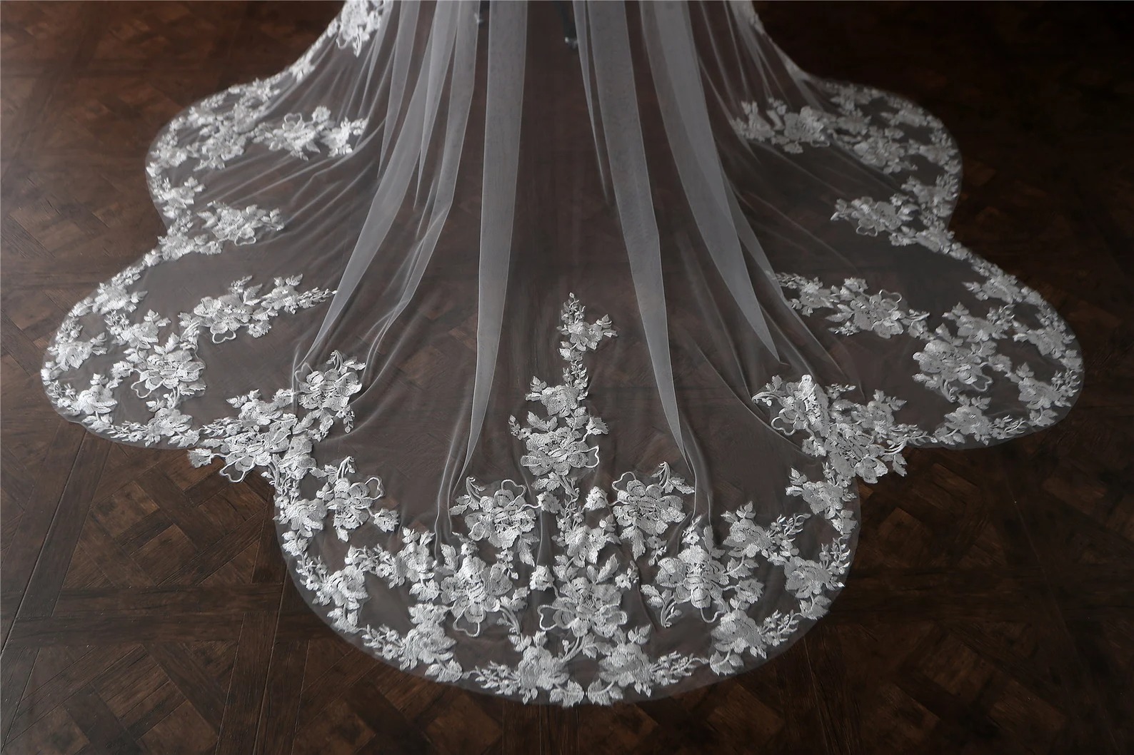 Modern Wedding Veil Flower Appliques Lace Royal Bridal Veil with Comb 3M Long Special Cut Veil White Ivory Wedding Accessories