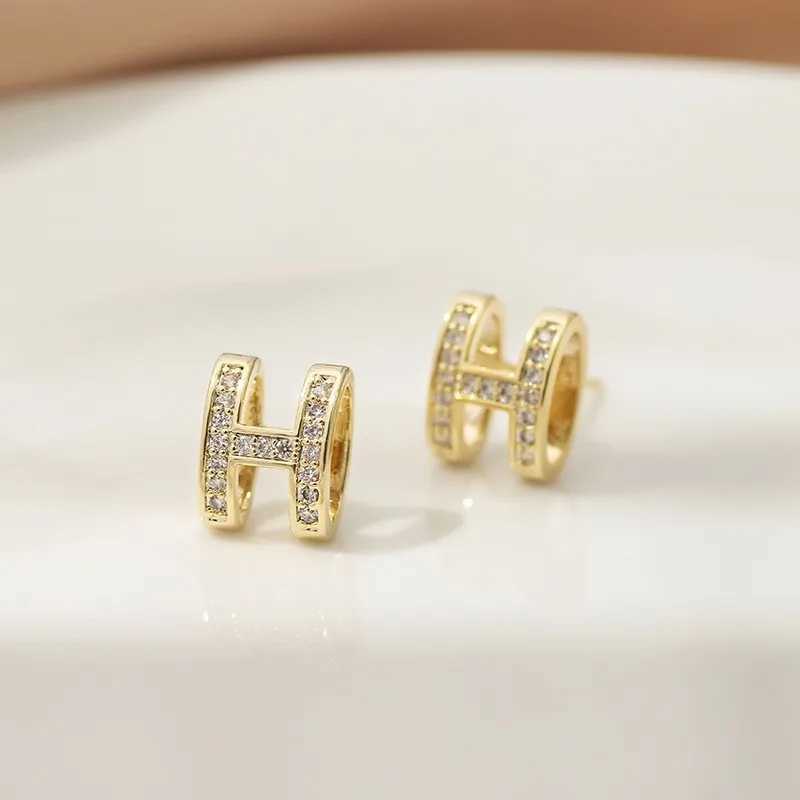Simple and compact Hshaped stud earrings with a highend elegant and niche design sense C251103