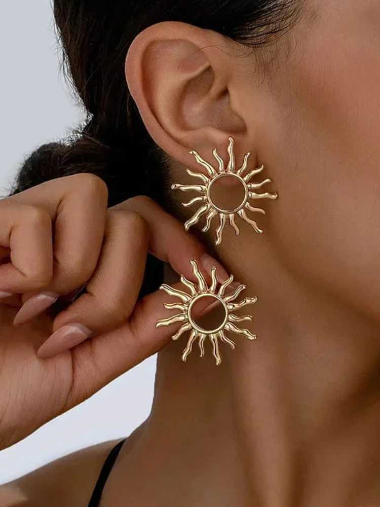 Vintage Exaggerated Sunflower Gold Metal Earrings Suitable for Womens Holiday Party Gifts OL Fashion Jewelry Earring Accessories Y250401
