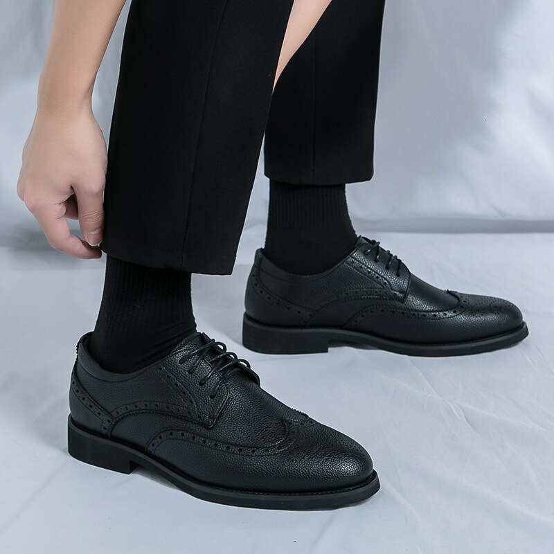 Men's oversized new fashionable British style business dress shoes, trendy carved casual leather shoes