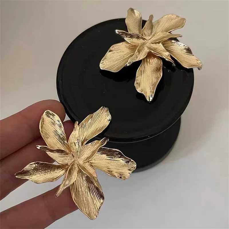 Xiaoluoke retro geometric metal leaf stud earrings suitable for women European and American styles Hyperbole gold earrings jewelry Y250401
