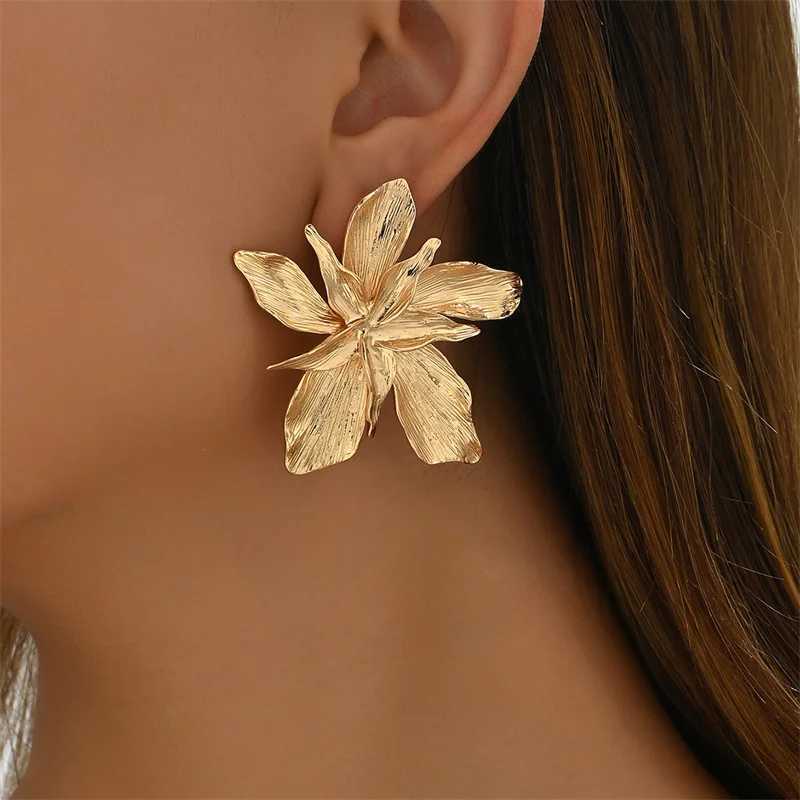 Xiaoluoke retro geometric metal leaf stud earrings suitable for women European and American styles Hyperbole gold earrings jewelry Y250401