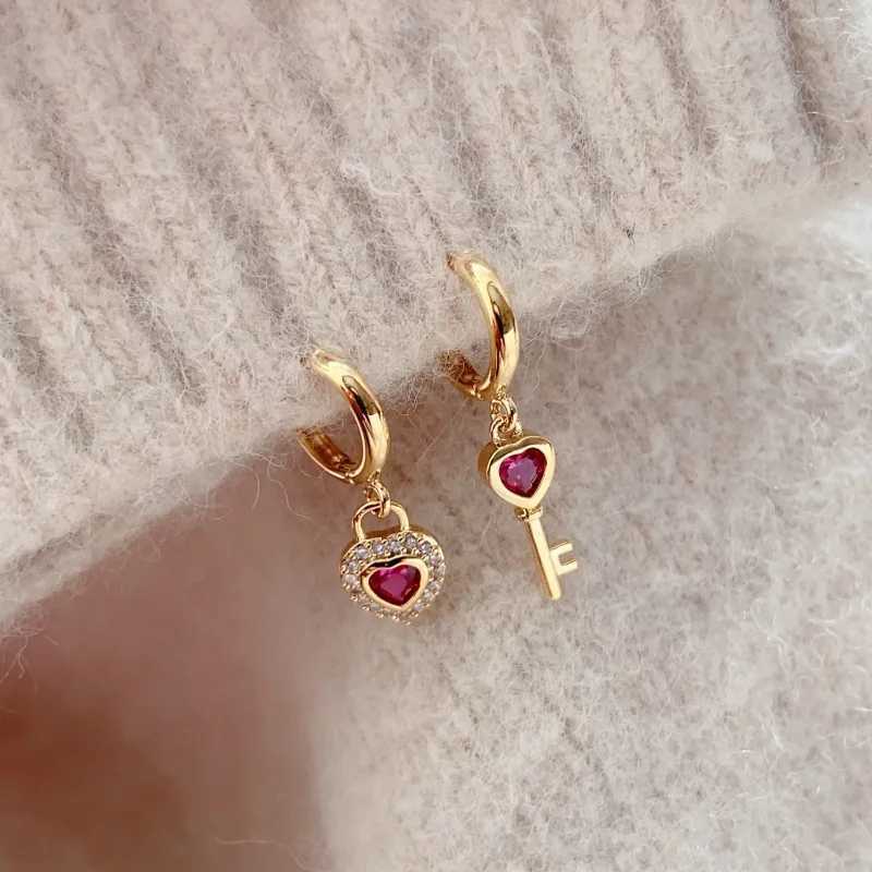 2023 New Arrival French Retro Exquisite Red Heart Lock Hoop Earrings For Women Fashion Elegant Metal Jewelry Party Gifts Y250401