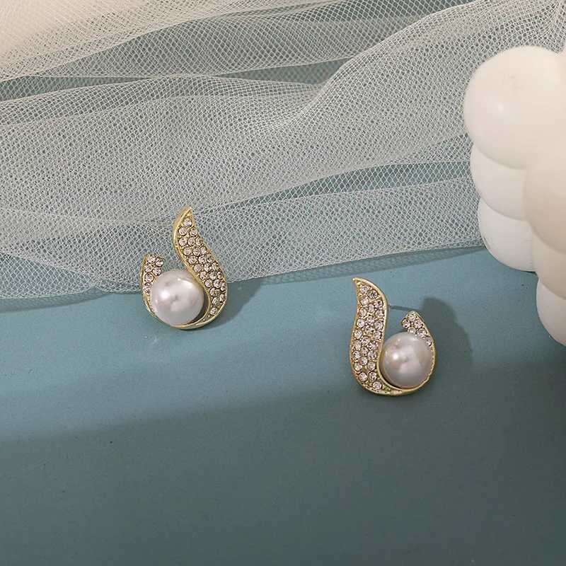 New Fashion Crystal Womens Unusual Earrings Gold Color Flame Pearl Stud Earrings Korean Style Ear Jewelry boucle doreilles C251103