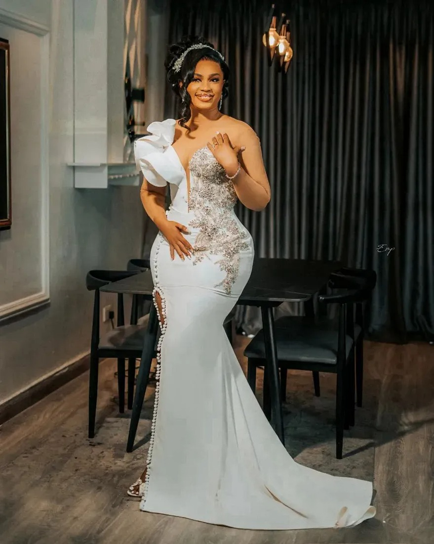 Mermaid Dress Bride Illusion Bridal Sheer Neck Long Sleeves Side Split Crystals Decorated Wedding Gowns for African Nigeria Black Women N03