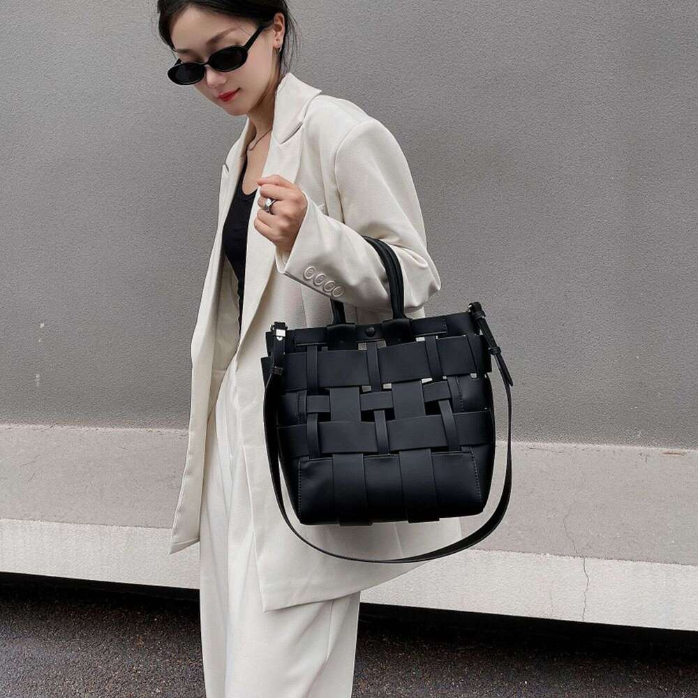 Luxury Bag Designer Niche Cutout Design Fashion Versatile Leather Woven Handbag Large Capacity Shoulder Bucket Bag Cross Body Bag