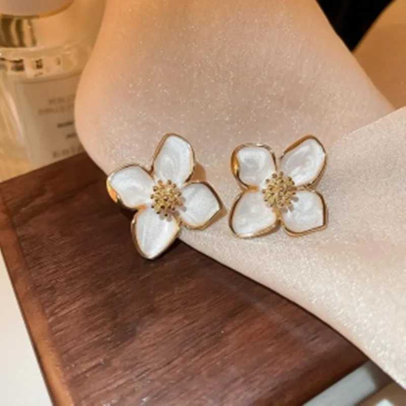Beige Irregular Flower Earrings for Women Fourpetals Gold Color Florals Enamel Female Stud Earrings 2025 new trend brincos C251103
