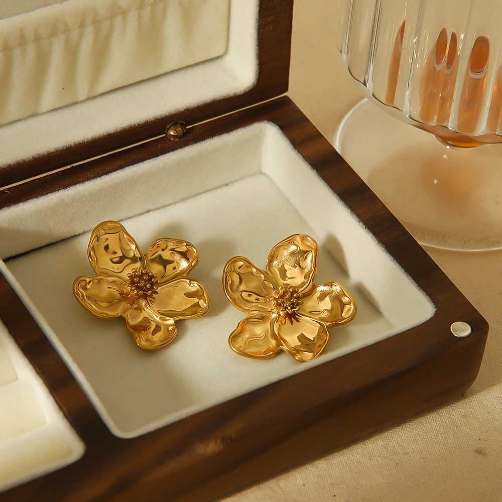 Fashion Elegant Statement 18k Gold Plated Hammered Earrings Non Tarnish Stainless Steel Pearl Flowers Stud Earrings C251103