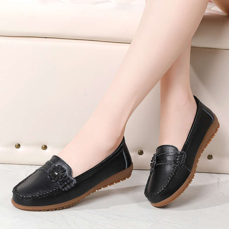 Large size shoe covers, women's singles top, soft sole, mom shoes, fashionable and comfortable bean shoes