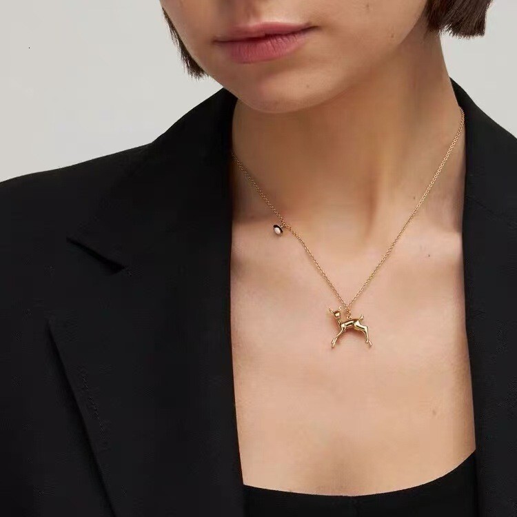 Designer Vivienme West Wood Saturn New Empress Dowagers Deer Pendant Saturn Necklace Niche High-end Simple and Versatile Punk Collarbone Chain