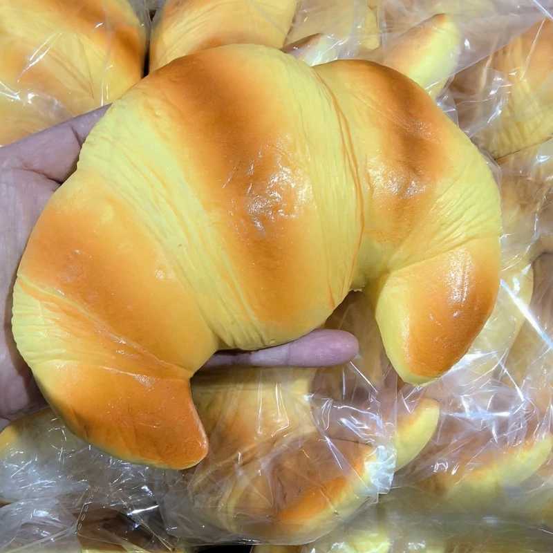 Squishy Croissant Squeeze Toy Slow Rising Sticky Stress Relief Toy Super Soft Food Creative Simulation Bread Anti-anxie toys Z251103