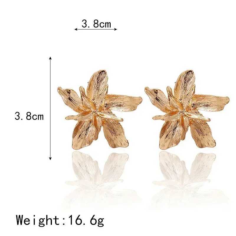 Vintage metal flower large stud earrings womens gold and silver geometric patterns fashionable jewelry accessories Y250401