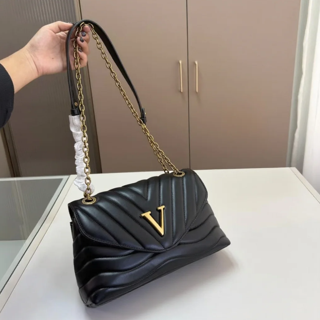Designer Luxury Shoulder Tote Handbag Purse Wallet High Quality Women's Bags for Everyday Use Elegant Style Durable Construction Perfect for Any Occasion