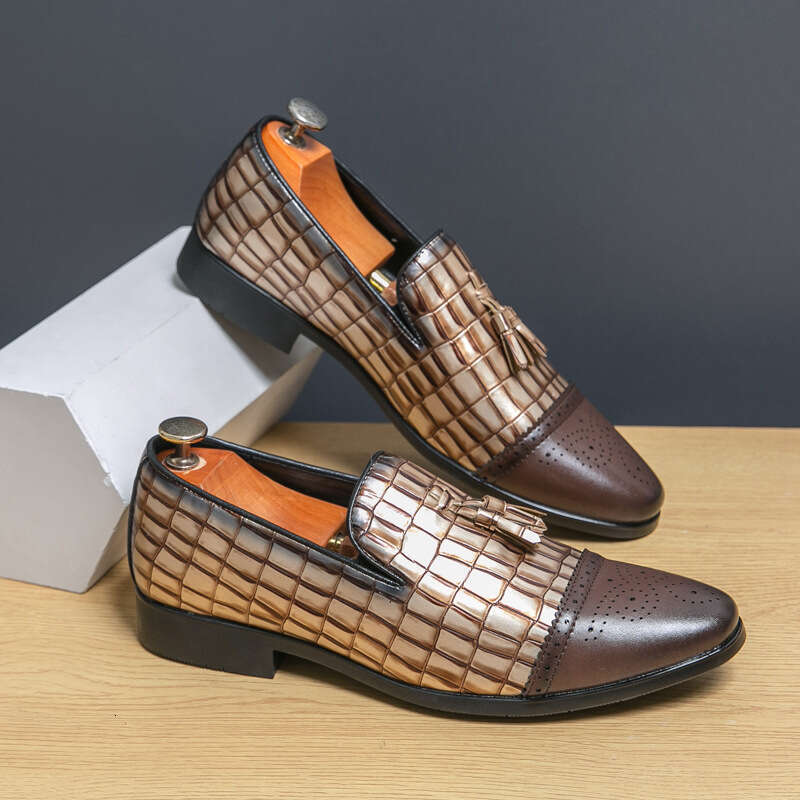 Men's in plus size, new casual fashionable one-piece pointed leather shoes, trendy men's wedding shoes