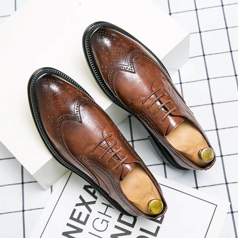 Men's oversized solid color pointed British style youth low top small black shoes, leather surface casual business shoes