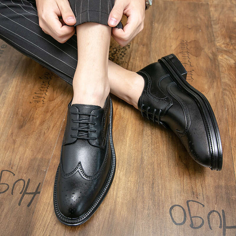 Men's oversized solid color pointed British style youth low top small black shoes, leather surface casual business shoes