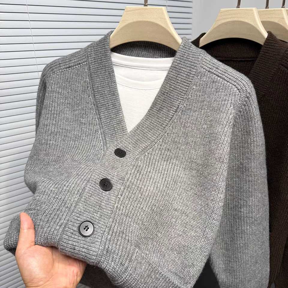 Premium fashion button knitted cardigan mens luxury trend V-neck solid color simple comfort pocket spring autumn sweater coatT251103