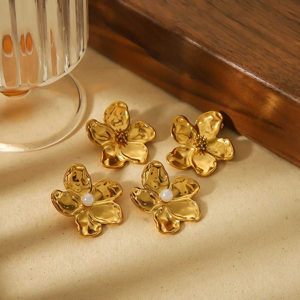 Fashion Elegant Statement 18k Gold Plated Hammered Earrings Non Tarnish Stainless Steel Pearl Flowers Stud Earrings C251103