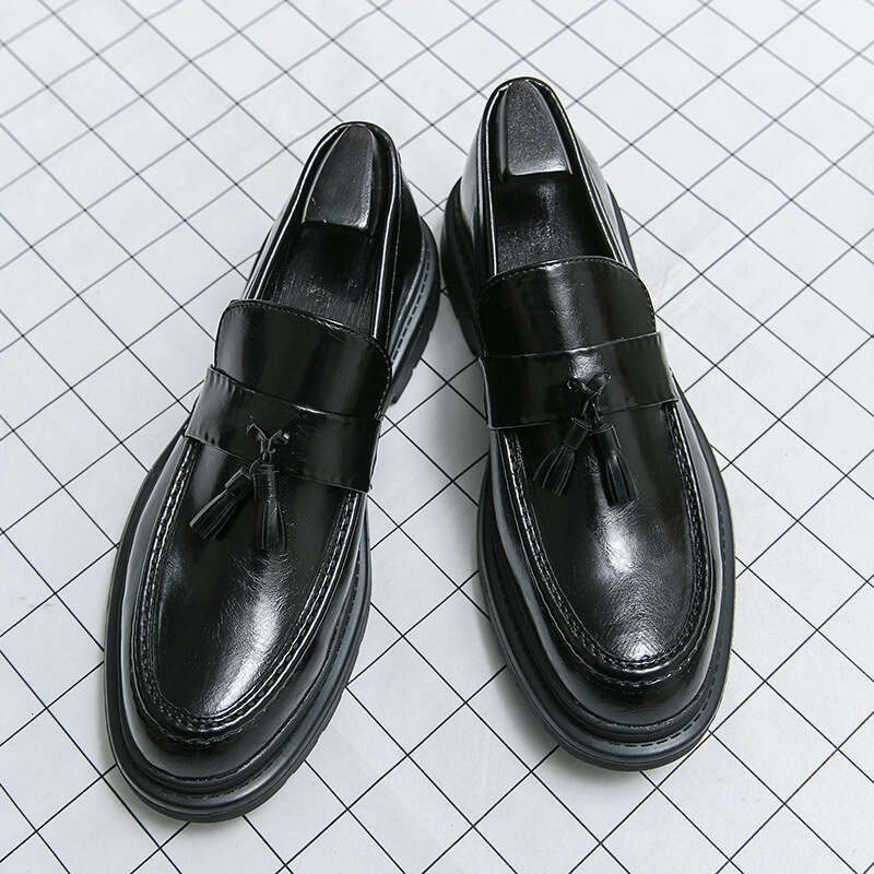 Men's shoes in plus size, new casual fashionable tassel leather shoes, trendy shoe covers, one foot pedaling, loafers