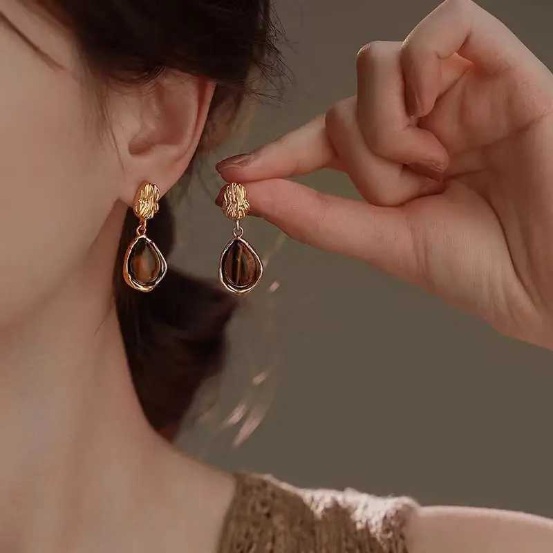 Irregular Fold Maillard Water Drop Dangle Earrings for Female Geometric Pendant Ear Wedding Jewelry Gift C251103