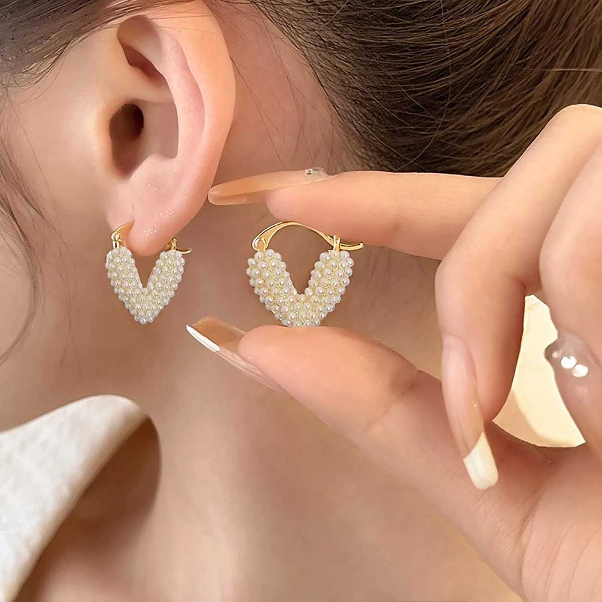 Light Luxury Unique New Design lmitation Pearl Earrings Heart Hoop Earring for Women Wedding Prom Metaljewelry Fashion Jewe C251103