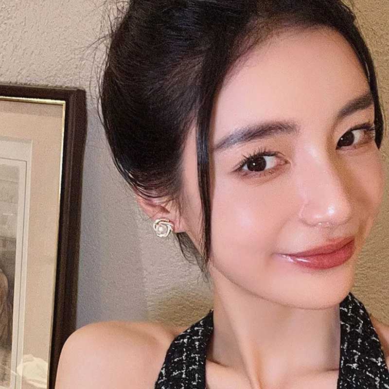 Flower Pearl with Zircon Stud Earrings for Women New Fashion Gold Color Luxury Elegant Ear Buckle Earring Jewelry Party Gift C251103