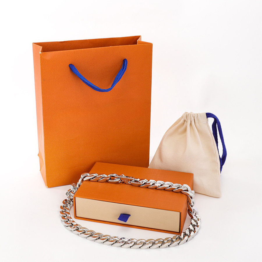 Designer Necklace Mens Pendant Necklace Luxury Titanium Steel Chain Letter Classic Flower Design Hip Hop Street Style Wedding Jewelry Womens Gift Silver Gold