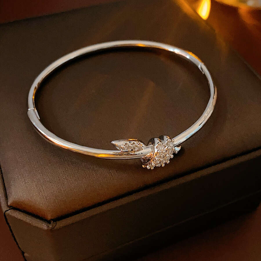 Bracelets Designer luxury bangle Zircon Knot Rope Smooth Clasp Fashionable European and American Versatile Personality Bracelet Niche for Women