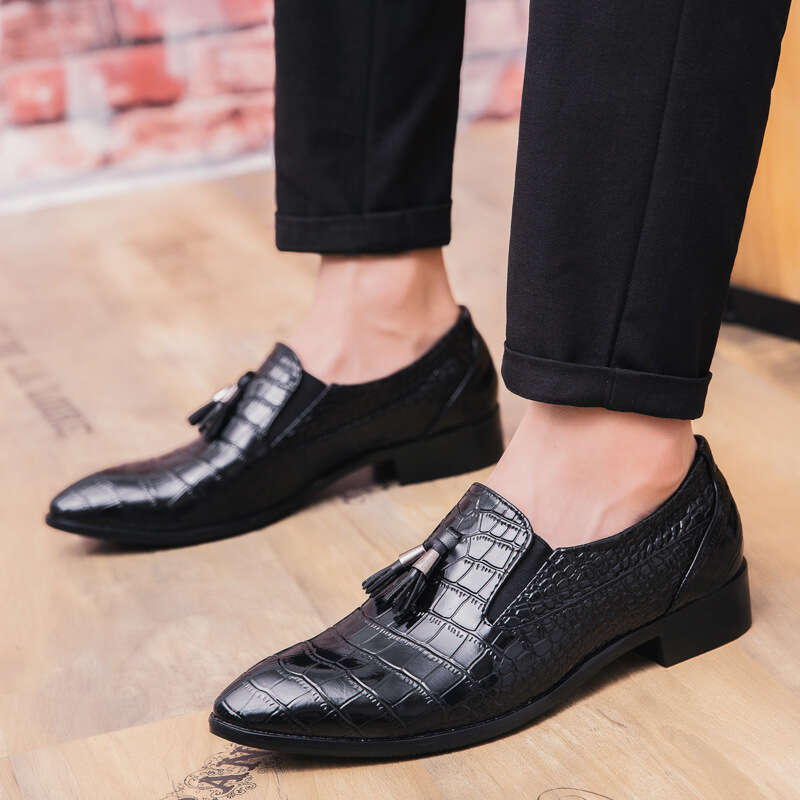 Men's in plus size, new casual fashionable set feet, tassel shoes, trendy British style pointed small leather shoes