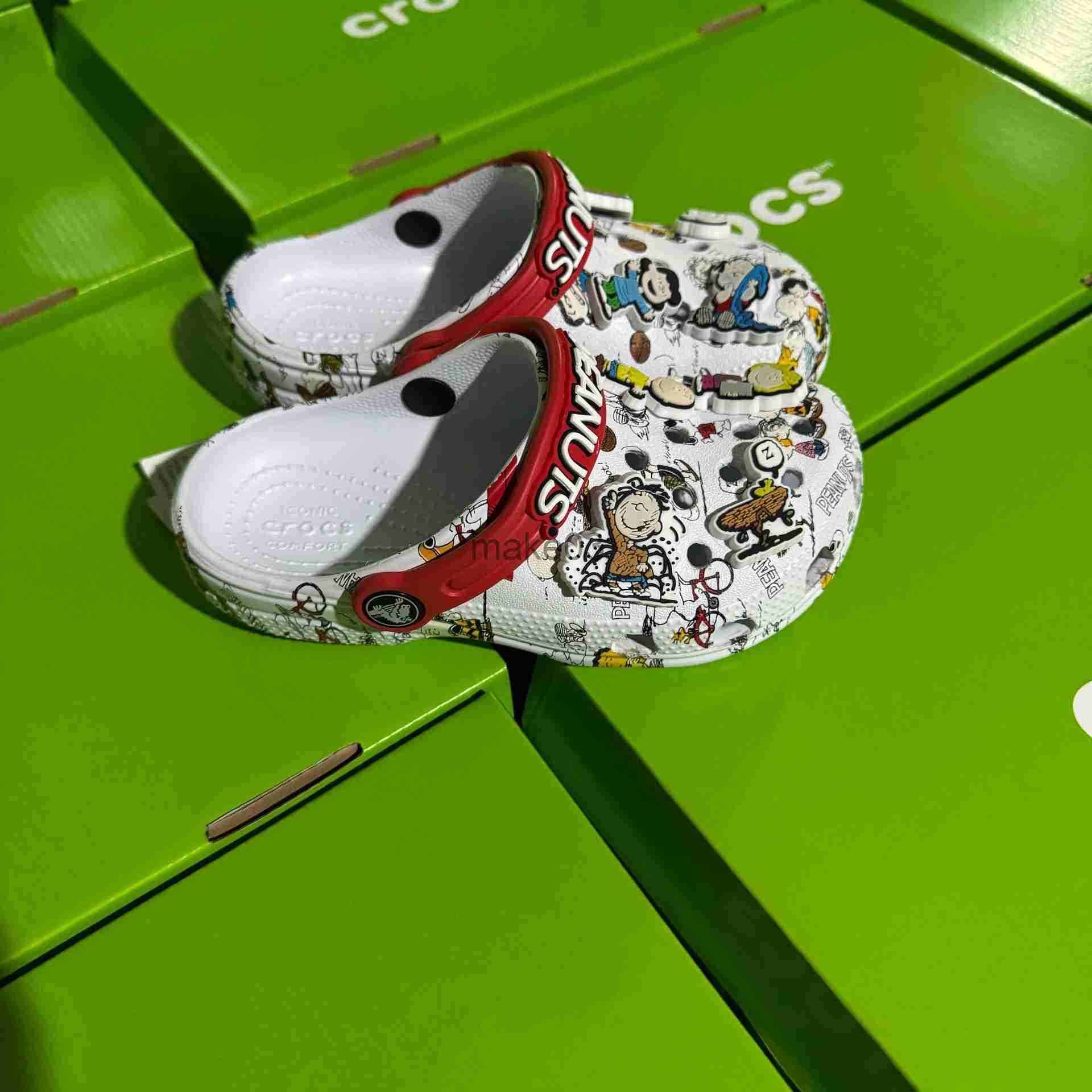 New low heeled beach shoes co branded by childrens celebrities with holes () J250403