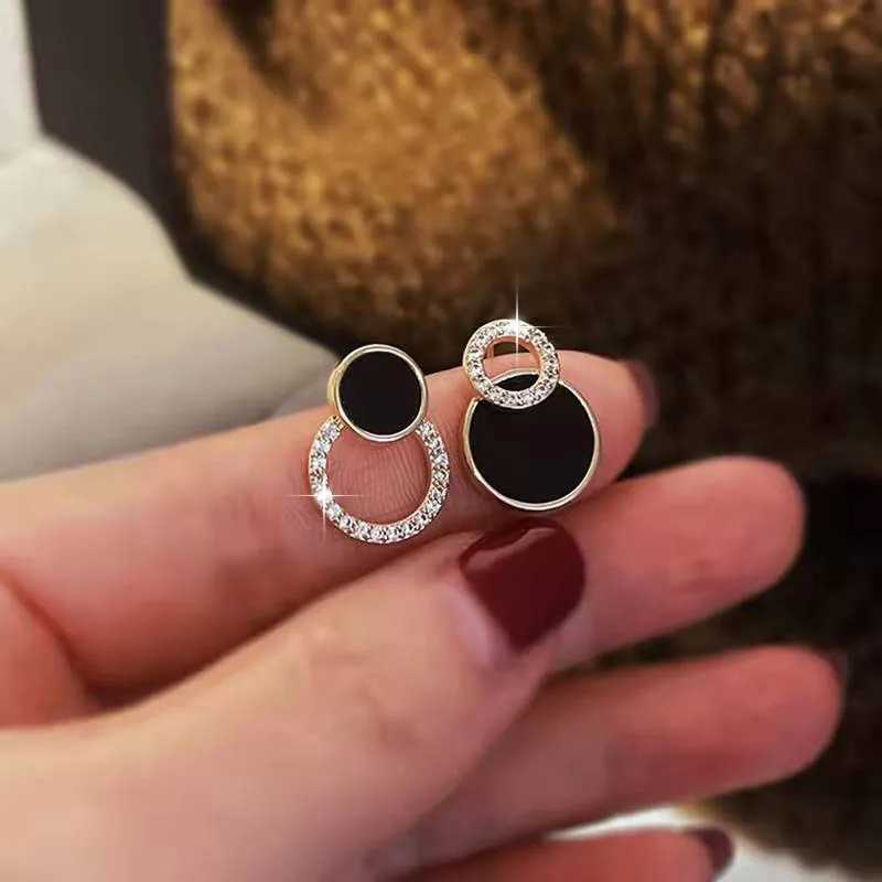 Asymmetric Black Round Stud Earrings Exquisite Small Earrings for Girls Korean Fashion Ear Jewelry Unusual Earrings bijoux femme C251103