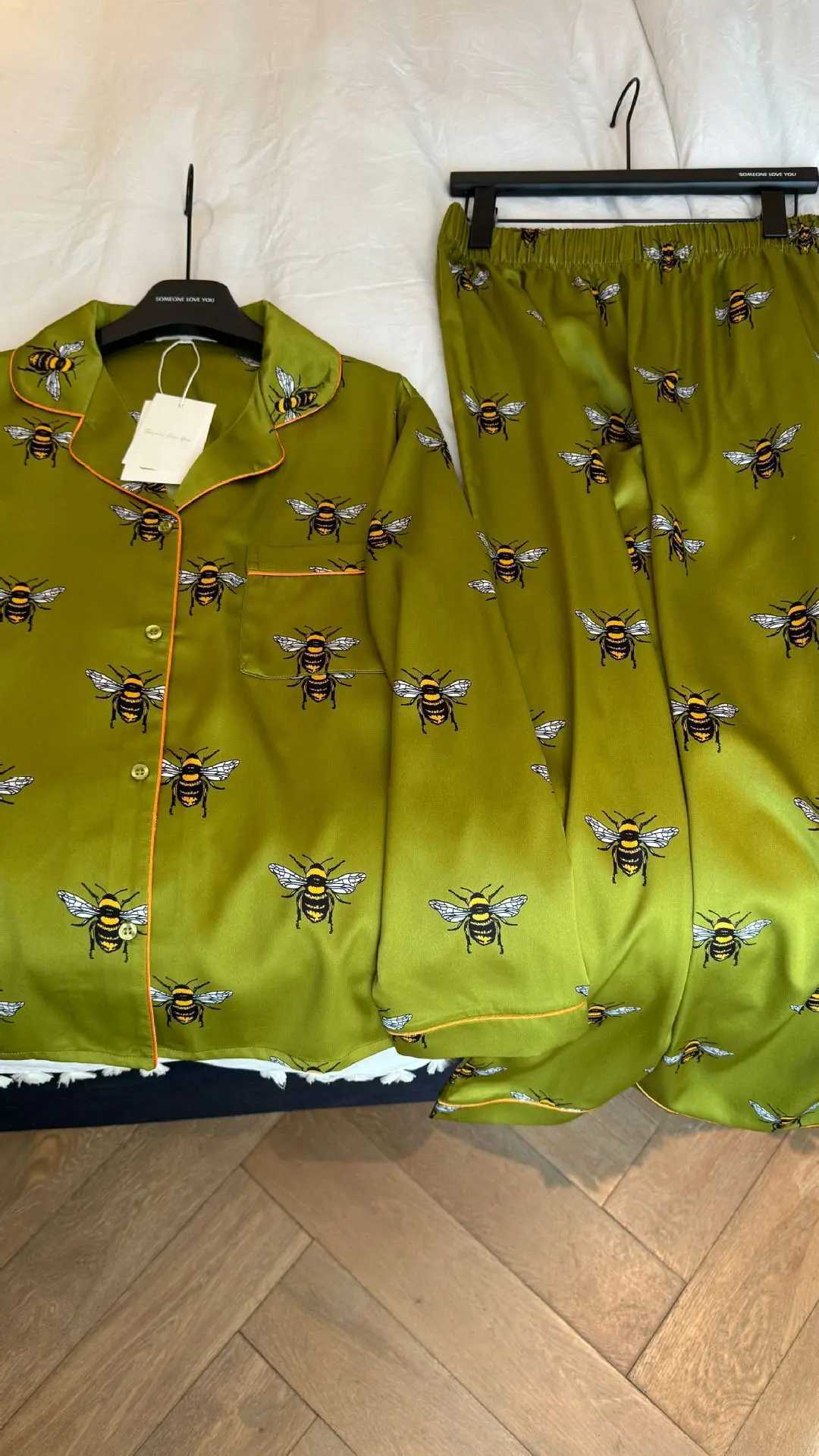 Fashion Women Satin Silk Pajamas Set Green Bees Print Pyjama Ice Silk Long Sleeve Lapel Two Piece Set Homewear Spring Autumn Fashion New Y251104