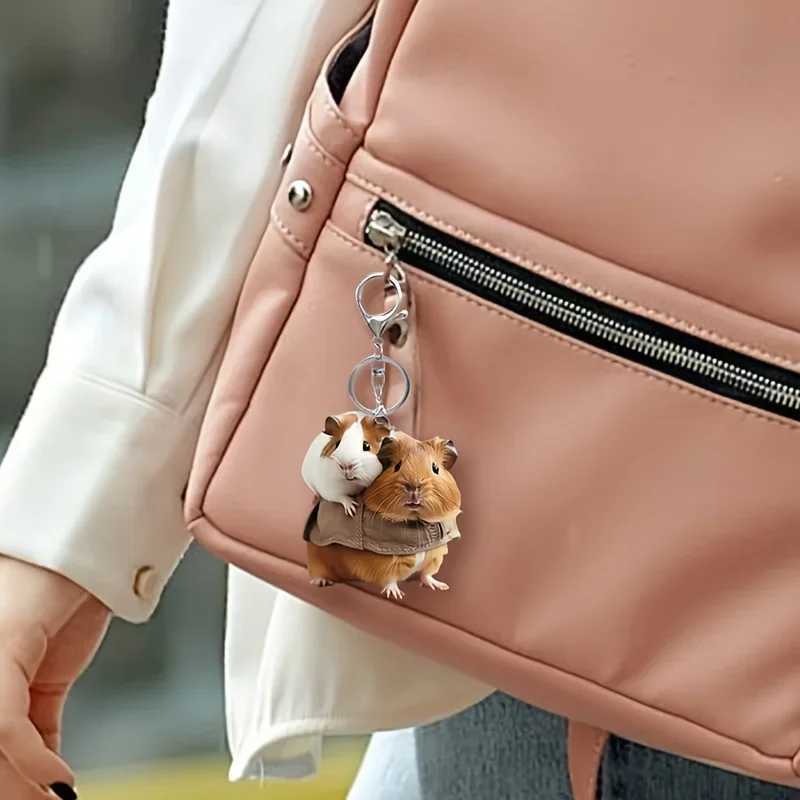 2D Cute Double Guinea Pigs Keychain Animal Design Pendant Flat Acrylic Versatile Charmfor Car MirrorBagsFestiveGift DecorW251103