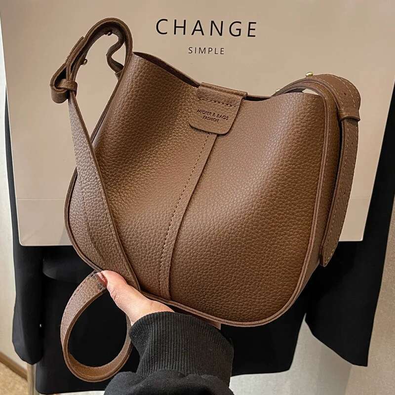 2025 new small bag suitable for designer women's new French fashion shoulder bag trend crossbody bag2