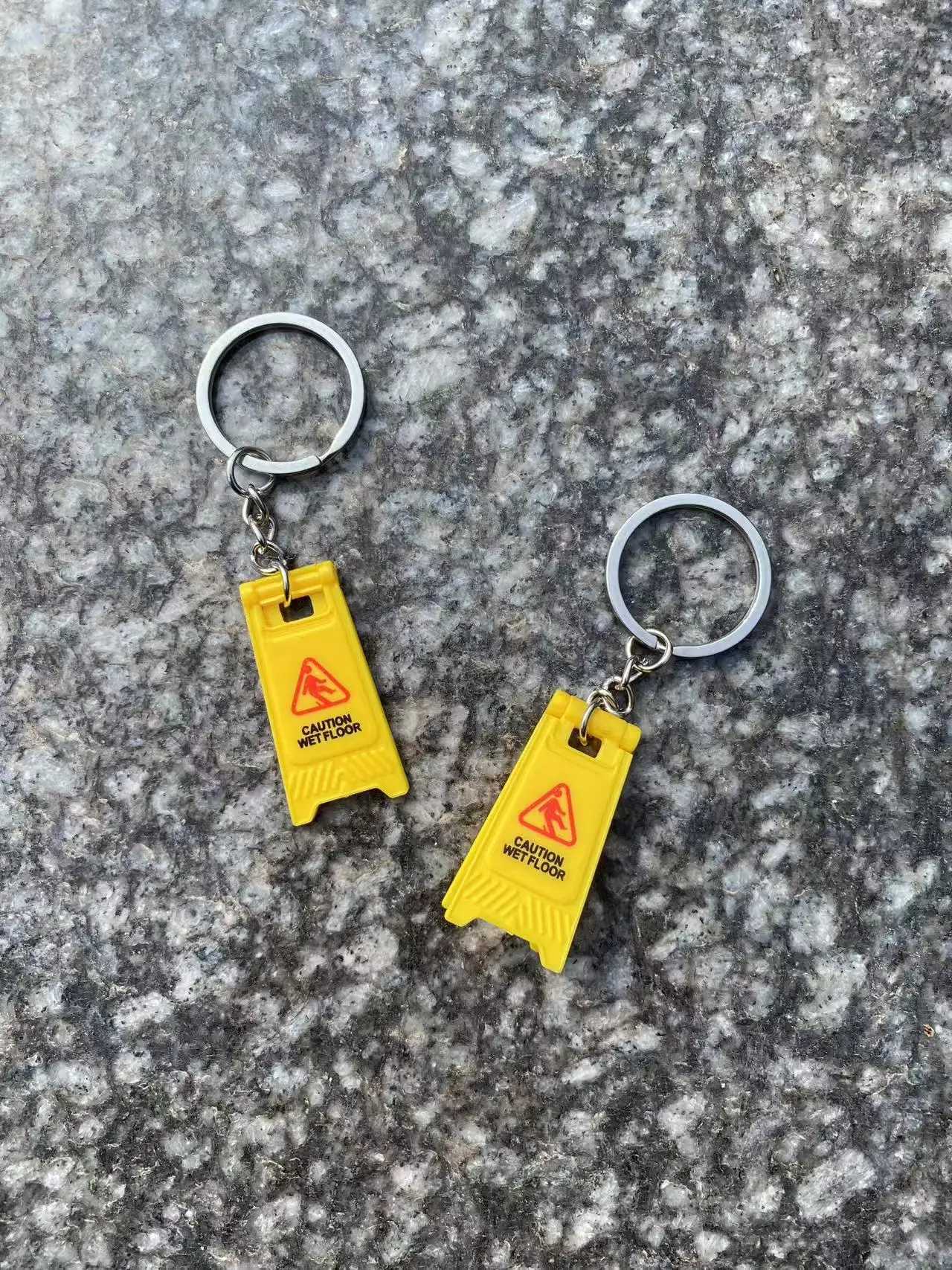 1PC CAUTION WET FLOOR Foldable Plastic KeychainW251103