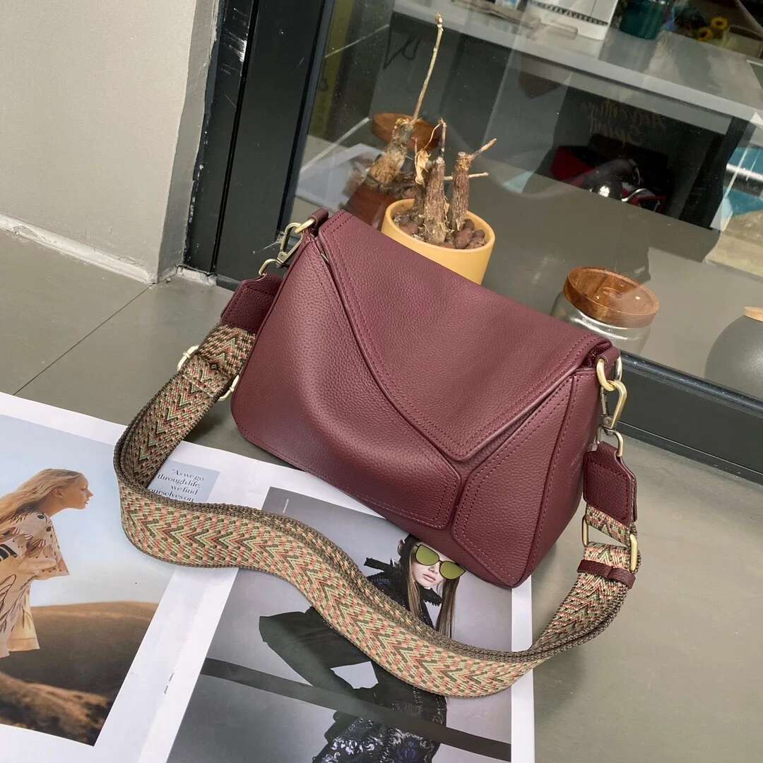 Top Layer Cowhide Square 2025 New Niche Soft Genuine Leather Splicing Design Fashionable Ladies One-Shoulder Crossbody Bag