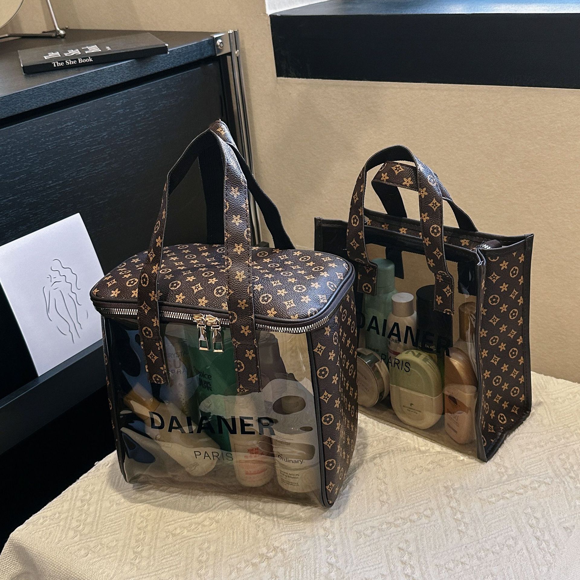 Designer new luxury monogram PVC extra-large capacity portable women's travel toiletry storage transparent makeup bag, transparent storage pouch.