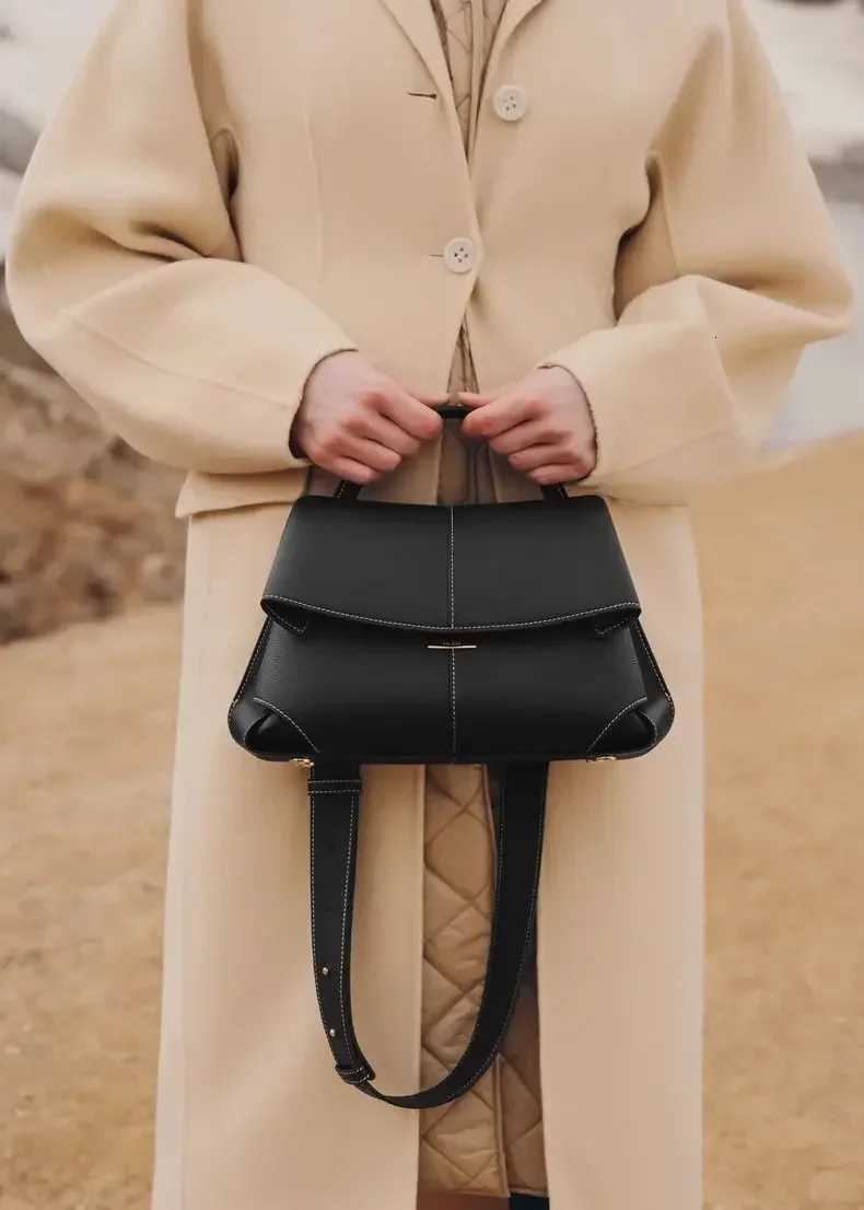 2025 Hot-selling model Popular fashion series 2024 new womens bag European and American fashion leather pleated womens handbag X251104