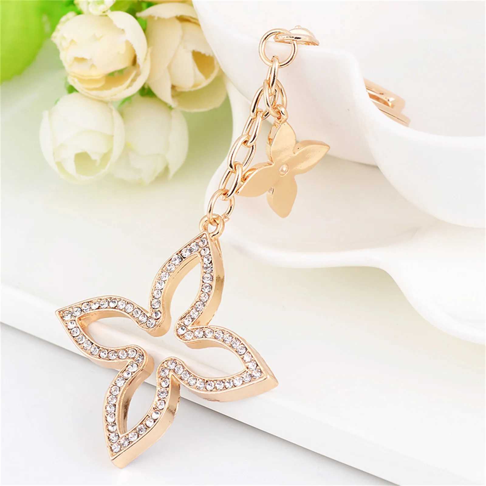 Creative Four-Leaf Clovear Car Keychain Pendant Fashion Beauty Bag Hanging Home Decoration Accessories 1pcs C251104